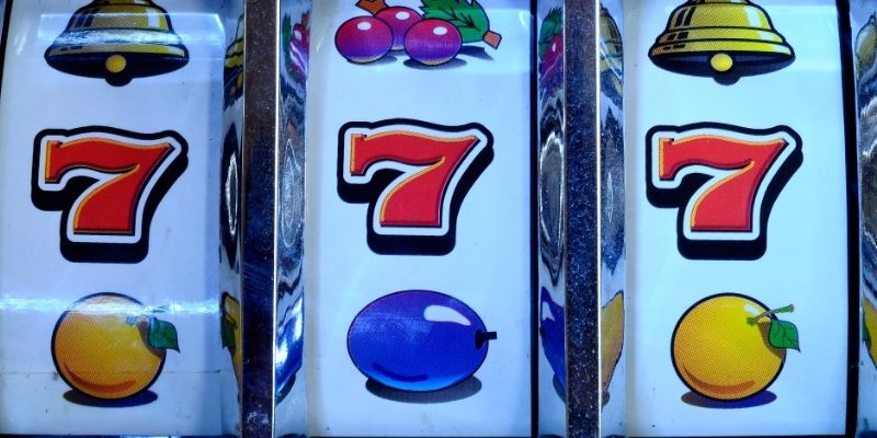Player interface at 747LIVE highlighting betting zones during a live dealer craps match.