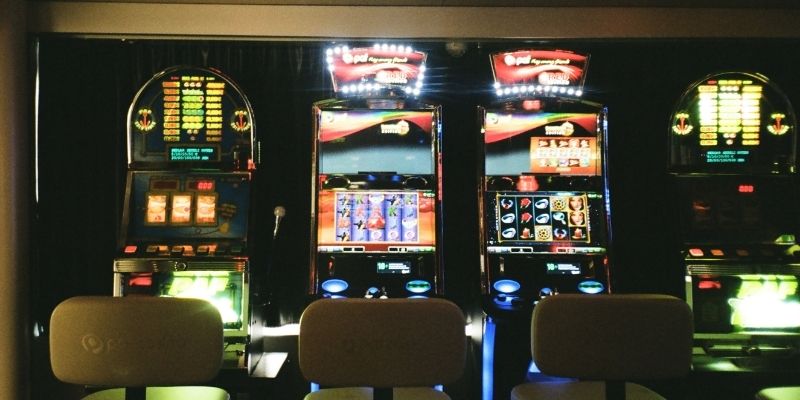 747LIVE live craps table broadcast with real-time dice rolls and betting options.
